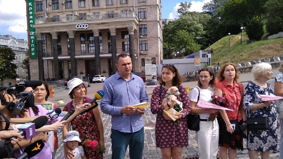 В центрі Києва пройшла акція на підтримку політв'язня Вигівського з літачками в небі